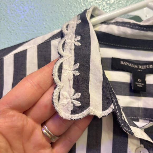 Banana Republic Women’s Gray and White Embroidered Button Down Shirt Size 0 - Picture 3 of 10